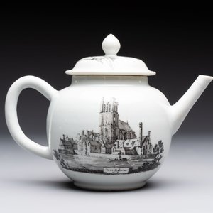 A Chinese grisaille 'Scheveningen, Workum and Voorschoote' teapot, Qianlong — photo 3