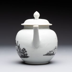 A Chinese grisaille 'Scheveningen, Workum and Voorschoote' teapot, Qianlong — photo 4