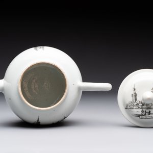A Chinese grisaille 'Scheveningen, Workum and Voorschoote' teapot, Qianlong — photo 5