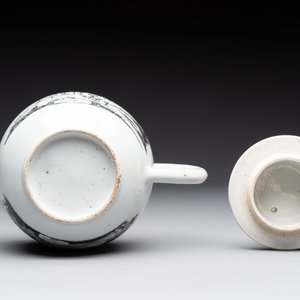 A Chinese grisaille 'Scheveningen, Workum and Voorschoote' teapot, Qianlong — photo 6