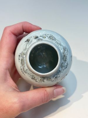 A Chinese grisaille semi-erotic 'La Nourriture' nine-piece tea service, Qianlong — foto 35