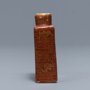 A Chinese grisaille snuff bottle, Qianlong mark, 19/20th C. — 照片 4