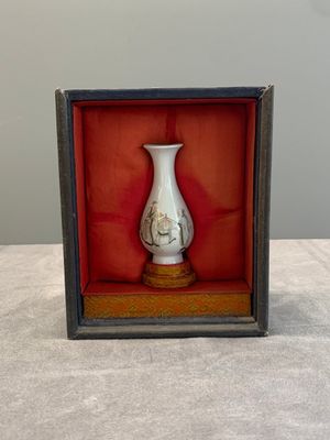 A Chinese grisaille 'Taoist' vase and a fitted box, Yongzheng mark and of the period — photo 2