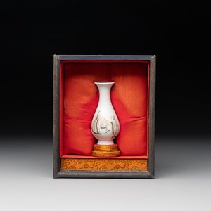 A Chinese grisaille 'Taoist' vase and a fitted box, Yongzheng mark and of the period — photo 1