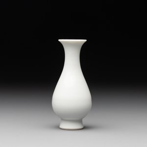 A Chinese grisaille 'Taoist' vase and a fitted box, Yongzheng mark and of the period — photo 4