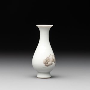 A Chinese grisaille 'Taoist' vase and a fitted box, Yongzheng mark and of the period — photo 5