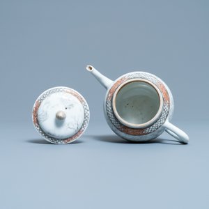 A Chinese grisaille teapot and cover with European hunters, Yongzheng — 照片 6