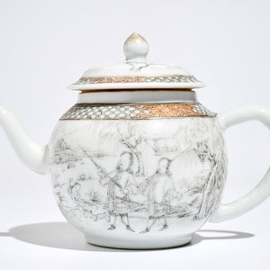 A Chinese grisaille teapot and cover with Europeans, Yongzheng — photo 1