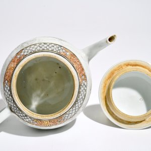 A Chinese grisaille teapot and cover with Europeans, Yongzheng — photo 5