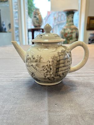 A Chinese grisaille teapot and cover with figural design, Qianlong — 照片 1