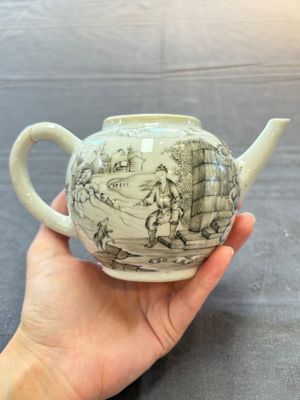 A Chinese grisaille teapot and cover with figural design, Qianlong — 照片 2