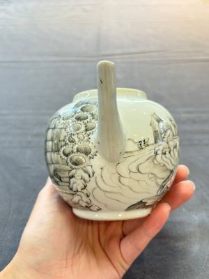 A Chinese grisaille teapot and cover with figural design, Qianlong — 照片 3