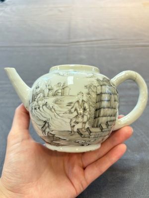 A Chinese grisaille teapot and cover with figural design, Qianlong — 照片 4