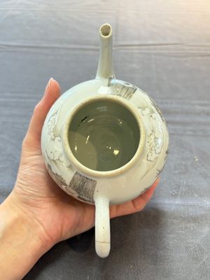 A Chinese grisaille teapot and cover with figural design, Qianlong — 照片 6