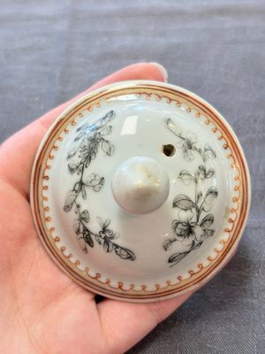 A Chinese grisaille teapot and cover with figural design, Qianlong — 照片 9