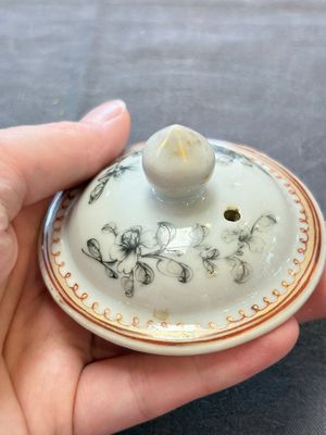 A Chinese grisaille teapot and cover with figural design, Qianlong — 照片 10