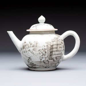 A Chinese grisaille teapot and cover with figural design, Qianlong — 照片 1