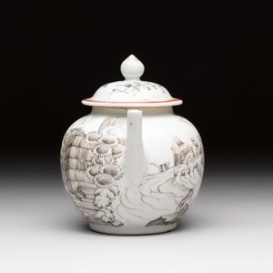 A Chinese grisaille teapot and cover with figural design, Qianlong — 照片 2