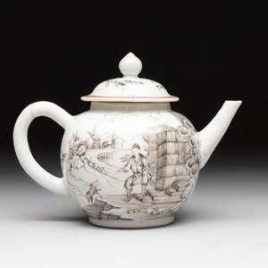 A Chinese grisaille teapot and cover with figural design, Qianlong — 照片 3