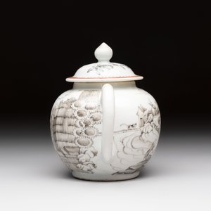 A Chinese grisaille teapot and cover with figural design, Qianlong — 照片 4