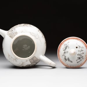 A Chinese grisaille teapot and cover with figural design, Qianlong — 照片 5