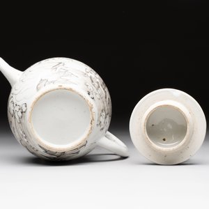 A Chinese grisaille teapot and cover with figural design, Qianlong — 照片 6