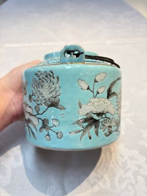 A Chinese grisaille turquoise-ground Dayazhai-style teapot and cover, Guangxu mark and of the period — photo 3