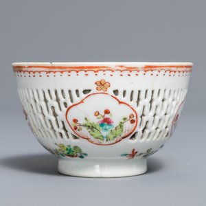 A Chinese grisaille vase, a famille rose 'mandarin' teapot and a reticulated cup on saucer, Yongzheng/Qianlong — 照片 12