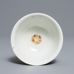 A Chinese grisaille vase, a famille rose 'mandarin' teapot and a reticulated cup on saucer, Yongzheng/Qianlong — 照片 14