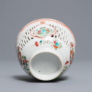 A Chinese grisaille vase, a famille rose 'mandarin' teapot and a reticulated cup on saucer, Yongzheng/Qianlong — 照片 15