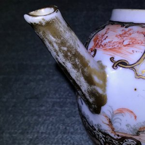 A Chinese grisaille vase, a famille rose 'mandarin' teapot and a reticulated cup on saucer, Yongzheng/Qianlong — 照片 26