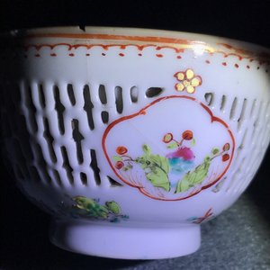 A Chinese grisaille vase, a famille rose 'mandarin' teapot and a reticulated cup on saucer, Yongzheng/Qianlong — 照片 29