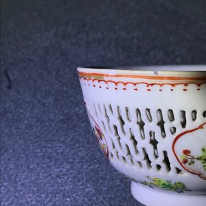 A Chinese grisaille vase, a famille rose 'mandarin' teapot and a reticulated cup on saucer, Yongzheng/Qianlong — 照片 31