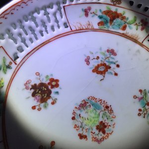 A Chinese grisaille vase, a famille rose 'mandarin' teapot and a reticulated cup on saucer, Yongzheng/Qianlong — 照片 33