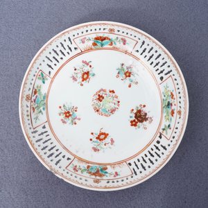 A Chinese grisaille vase, a famille rose 'mandarin' teapot and a reticulated cup on saucer, Yongzheng/Qianlong — 照片 41