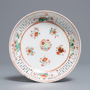 A Chinese grisaille vase, a famille rose 'mandarin' teapot and a reticulated cup on saucer, Yongzheng/Qianlong — 照片 8