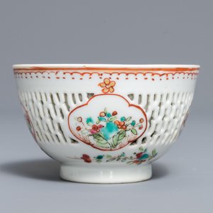 A Chinese grisaille vase, a famille rose 'mandarin' teapot and a reticulated cup on saucer, Yongzheng/Qianlong — 照片 10