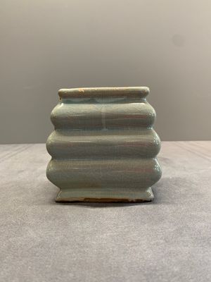 A Chinese guan-type crackle-glazed vase, Ming or earlier — photo 1