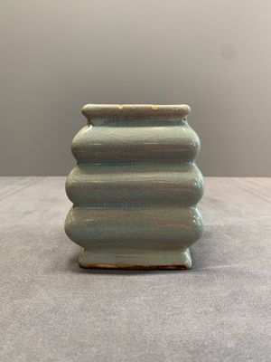 A Chinese guan-type crackle-glazed vase, Ming or earlier — photo 4