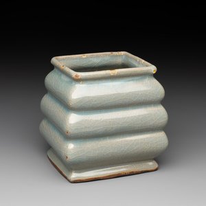 A Chinese guan-type crackle-glazed vase, Ming or earlier — photo 1