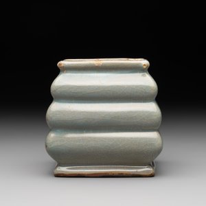 A Chinese guan-type crackle-glazed vase, Ming or earlier — photo 2
