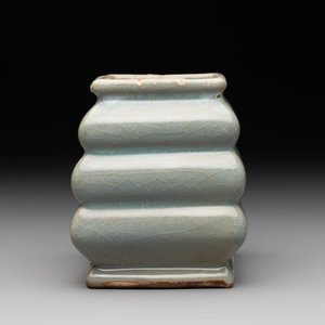 A Chinese guan-type crackle-glazed vase, Ming or earlier — photo 3