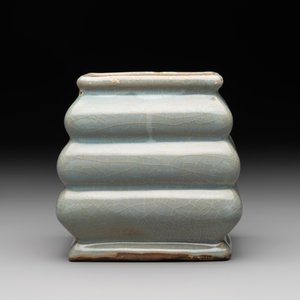 A Chinese guan-type crackle-glazed vase, Ming or earlier — photo 4