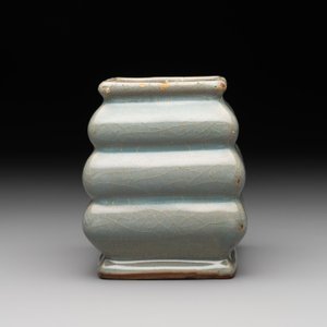 A Chinese guan-type crackle-glazed vase, Ming or earlier — photo 5