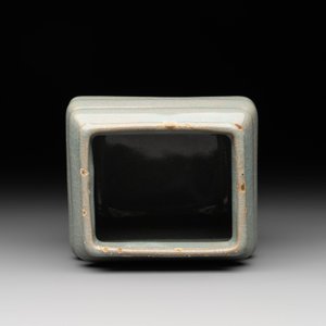 A Chinese guan-type crackle-glazed vase, Ming or earlier — photo 6