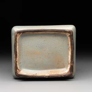 A Chinese guan-type crackle-glazed vase, Ming or earlier — photo 7
