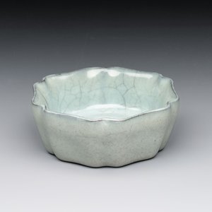A Chinese guan-type flower-shaped brush washer, Song or later — 照片 1