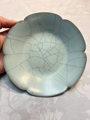 A Chinese Guan-type flower-shaped plate, 18th C. — photo 1