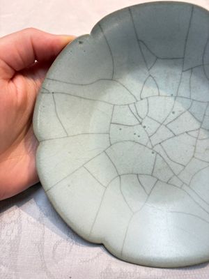 A Chinese Guan-type flower-shaped plate, 18th C. — photo 2