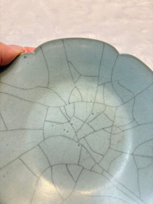 A Chinese Guan-type flower-shaped plate, 18th C. — photo 3